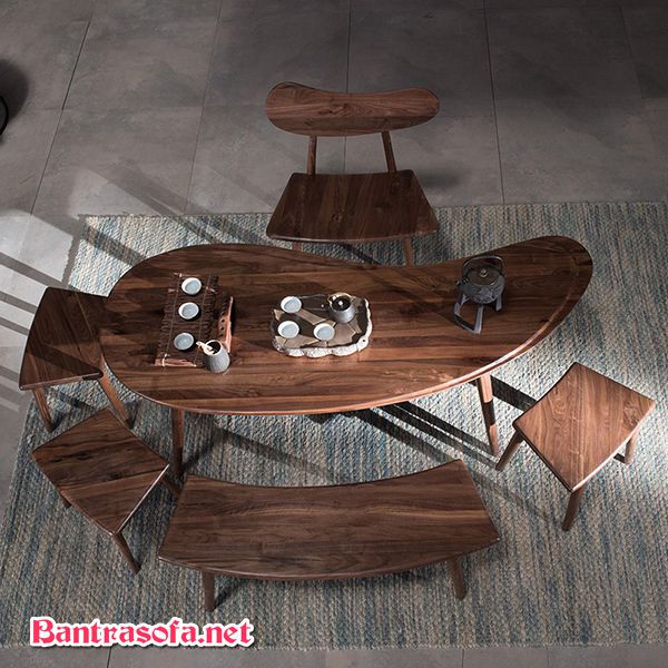Bộ bàn trà gỗ óc chó đẹp mắt với những chiếc ghế gỗ tương ứng.